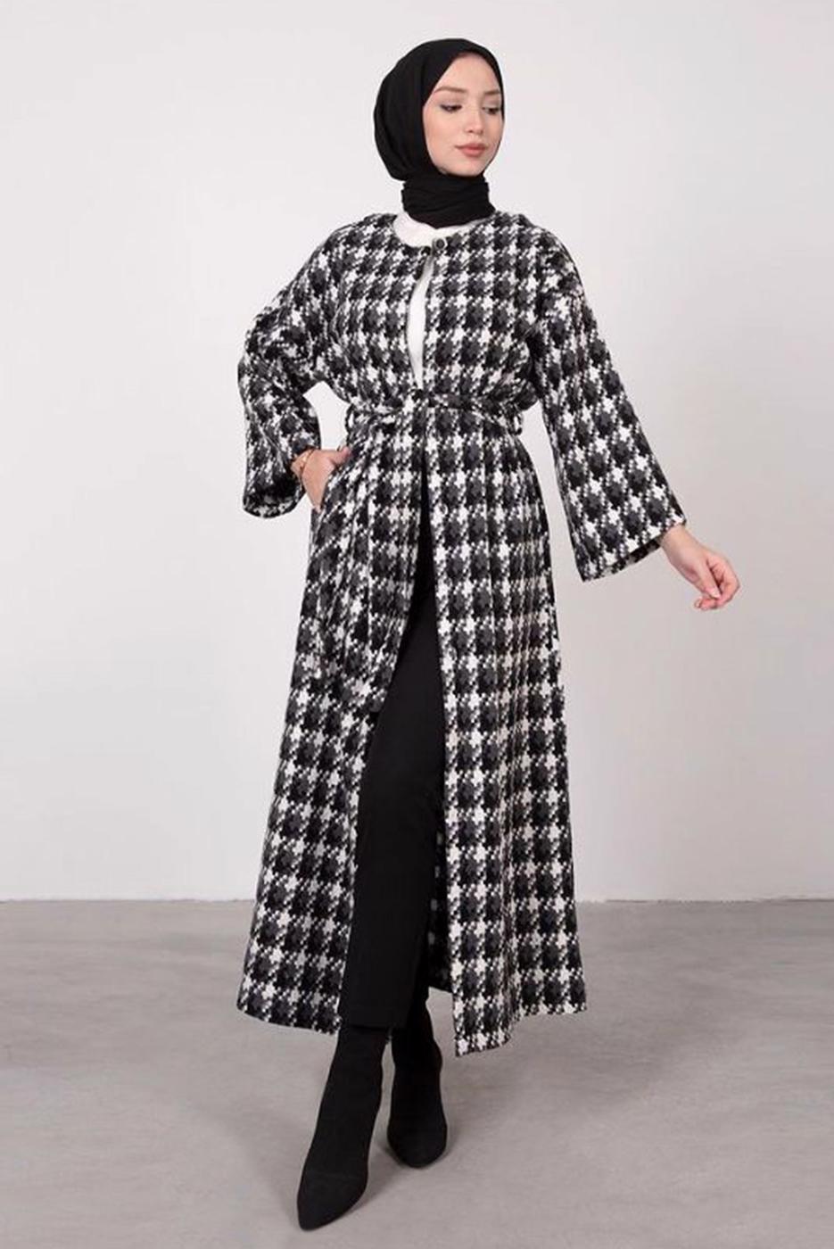 Tesettür giyim SİYAH KAZAYAĞI DESENLİ KUŞAKLI KABAN T 3665