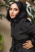 Tesettür giyim SİYAH MANŞETLERİ LASTİKLİ KAPÜŞONLU KABAN 7029	