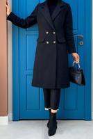 Tesettür giyim SİYAH KRUVAZE YAKA KAŞE KABAN 7077