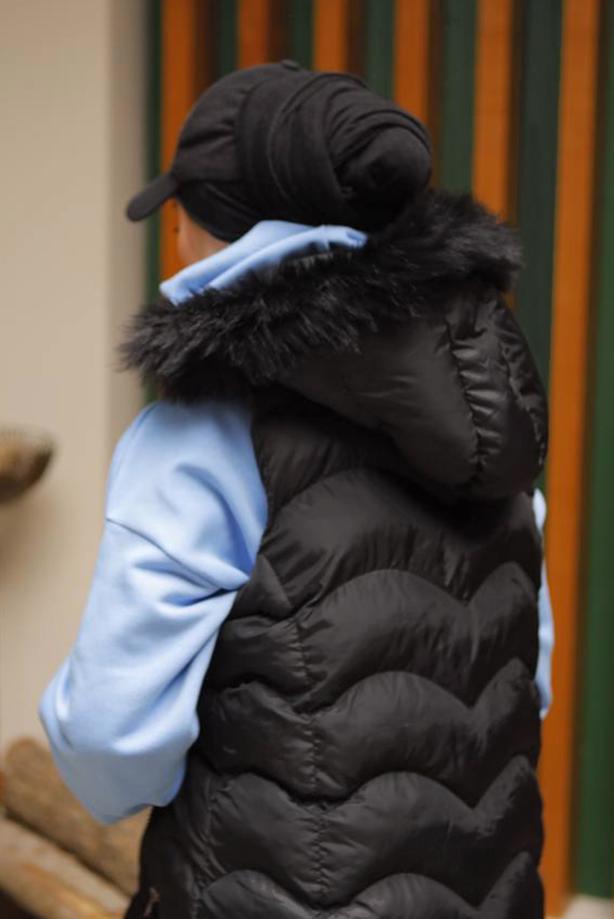 Tesettür giyim SİYAH KAPÜŞONLU KÜRKLÜ ŞİŞME YELEK 7429 - TRENDTESETTÜR