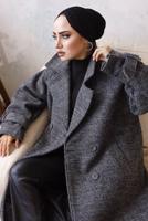 Tesettür giyim GRİ MANŞETLERİ KEMERLİ DÜĞMELİ KAŞE KABAN 7529