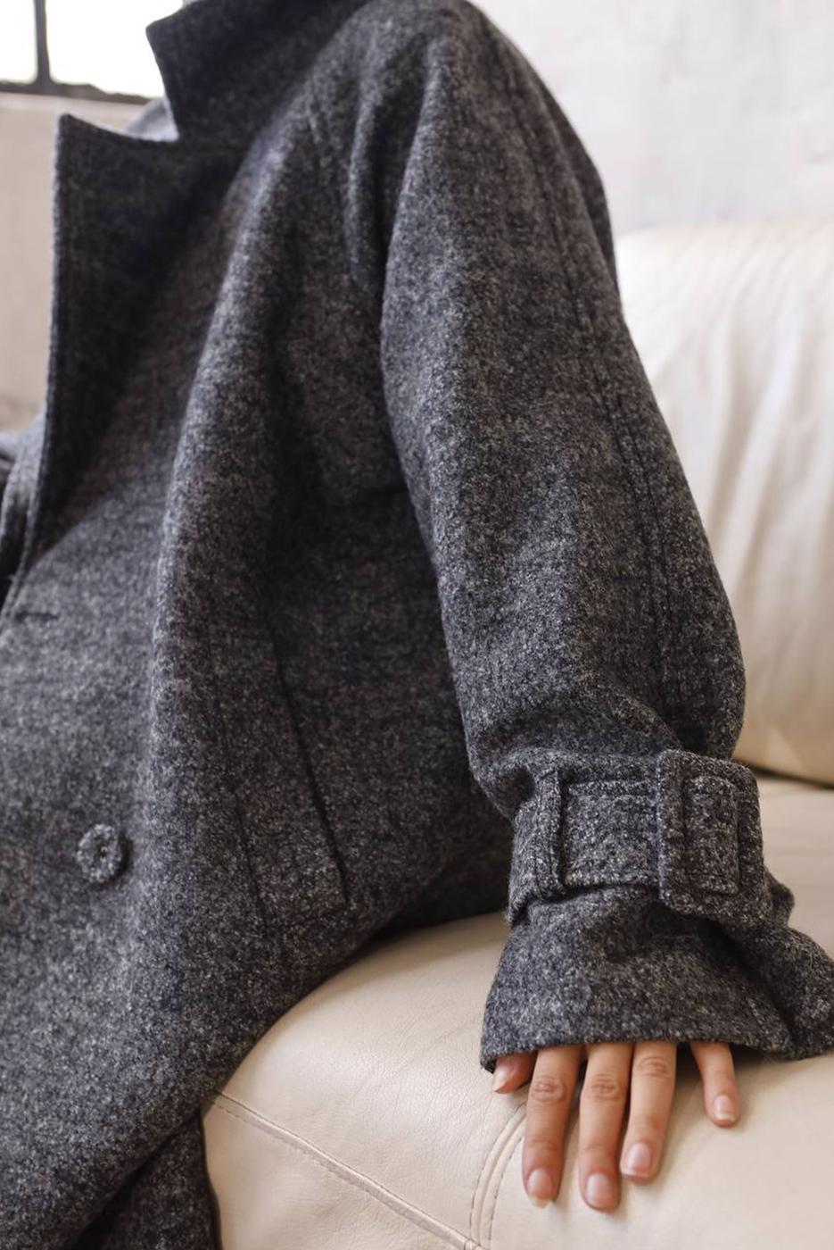 Tesettür giyim GRİ MANŞETLERİ KEMERLİ DÜĞMELİ KAŞE KABAN 7529