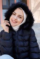 Tesettür giyim SİYAH KAPÜŞONU KÜRKLÜ CEPLİ ŞİŞME KABAN 9002  