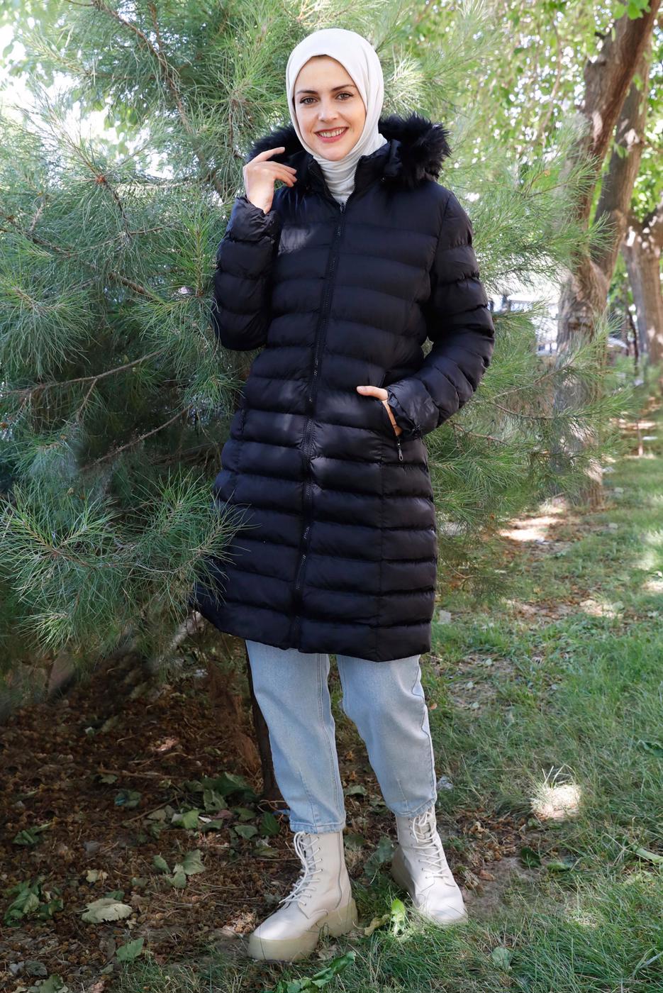Tesettür giyim SİYAH KAPÜŞONU KÜRKLÜ CEPLİ ŞİŞME KABAN 9002  