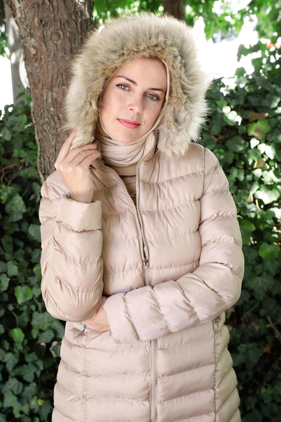 Tesettür giyim BEJ KAPÜŞONU KÜRKLÜ CEPLİ ŞİŞME KABAN 9002  