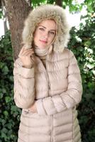 Tesettür giyim BEJ KAPÜŞONU KÜRKLÜ CEPLİ ŞİŞME KABAN 9002  