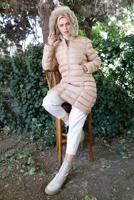 Tesettür giyim BEJ KAPÜŞONU KÜRKLÜ CEPLİ ŞİŞME KABAN 9002  