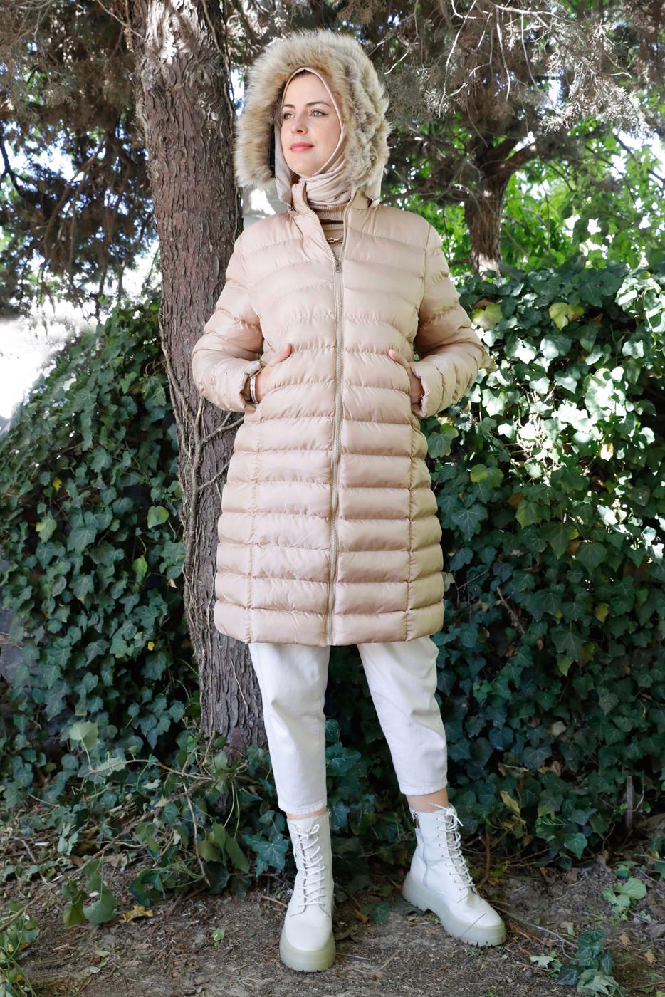 Tesettür giyim BEJ KAPÜŞONU KÜRKLÜ CEPLİ ŞİŞME KABAN 9002  