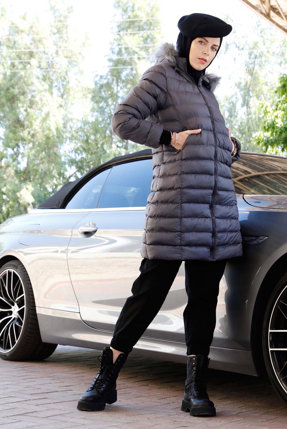 Tesettür giyim GRİ KAPÜŞONU KÜRKLÜ CEPLİ ŞİŞME KABAN 9002  