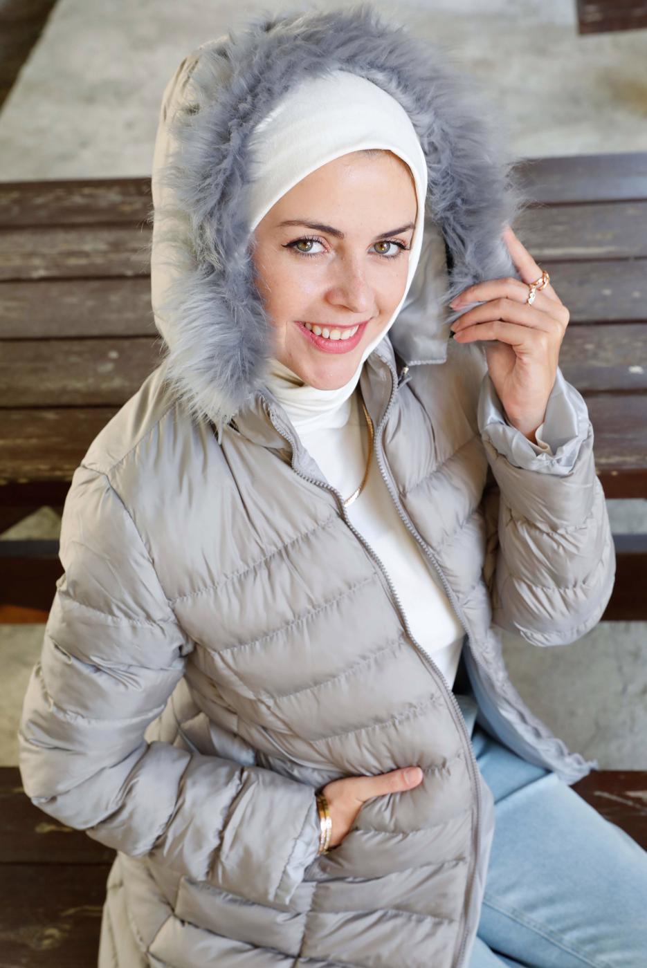 Tesettür giyim BEJ KAPÜŞONU KÜRKLÜ CEPLİ ŞİŞME KABAN 9002  