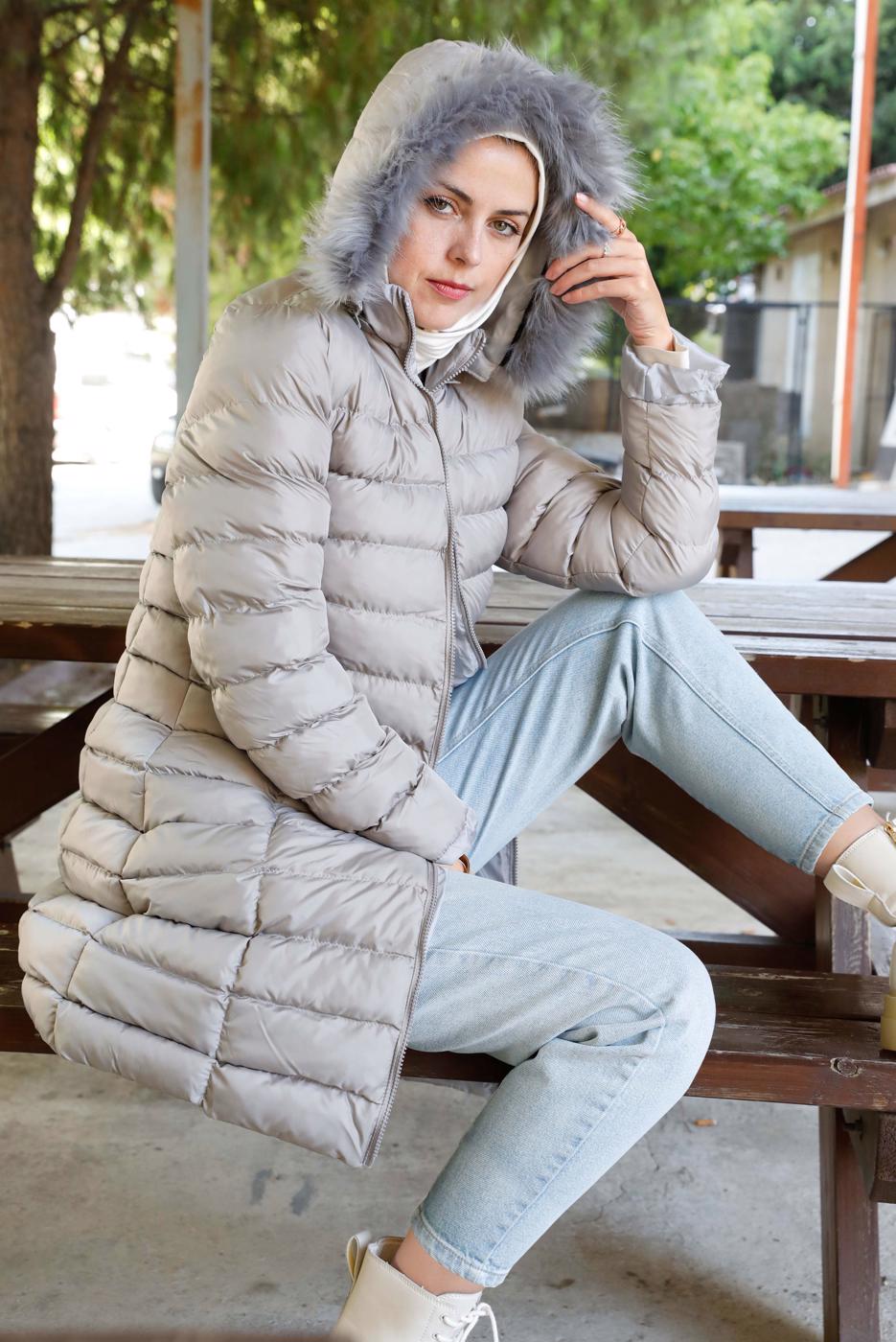 Tesettür giyim BEJ KAPÜŞONU KÜRKLÜ CEPLİ ŞİŞME KABAN 9002  