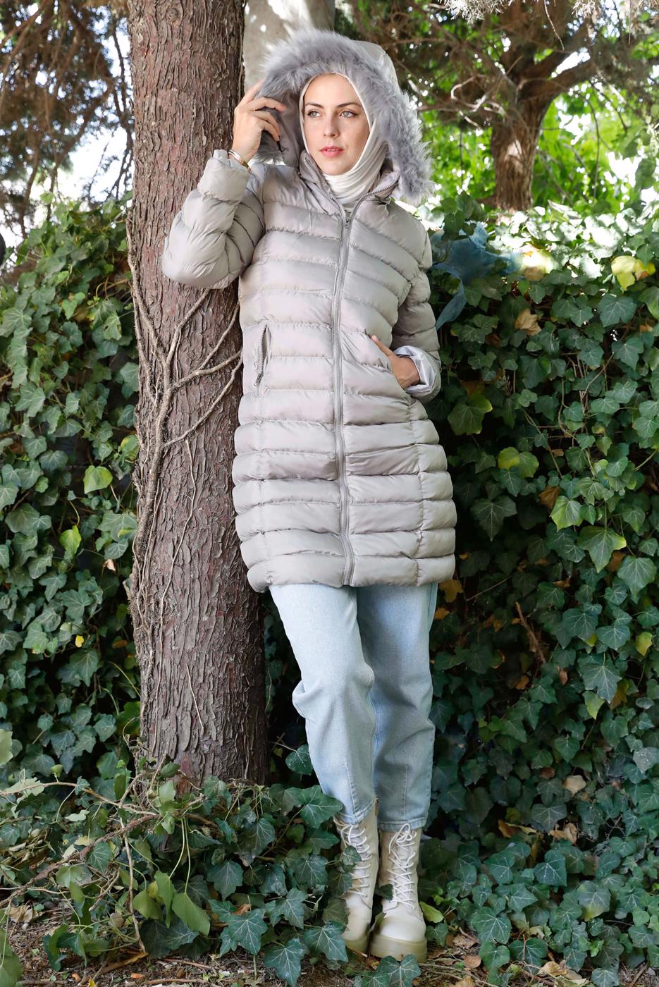 Tesettür giyim BEJ KAPÜŞONU KÜRKLÜ CEPLİ ŞİŞME KABAN 9002  