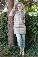 Tesettür giyim BEJ KAPÜŞONU KÜRKLÜ CEPLİ ŞİŞME KABAN 9002  