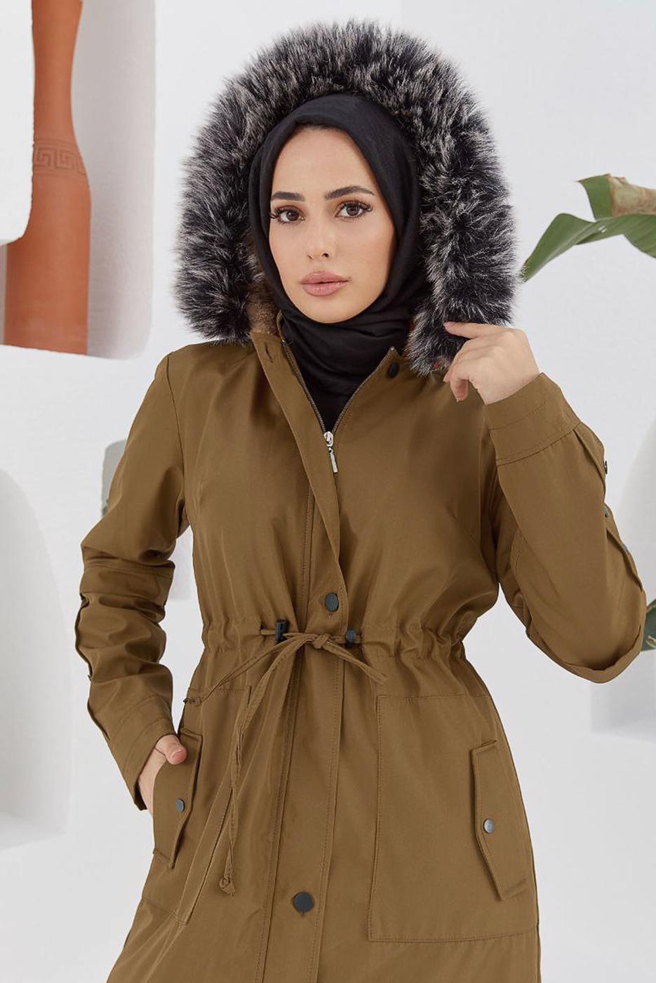 Tesettür giyim TABA BELİ BÜZGÜLÜ KAPÜŞONU KÜRKLÜ MANTO 5003 