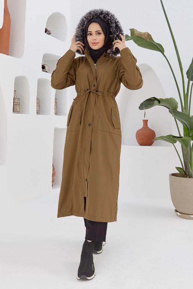 Hijab-Kleidung  BELİ BÜZGÜLÜ KAPÜŞONU KÜRKLÜ MANTO 5003  - TRENDTESETTÜR