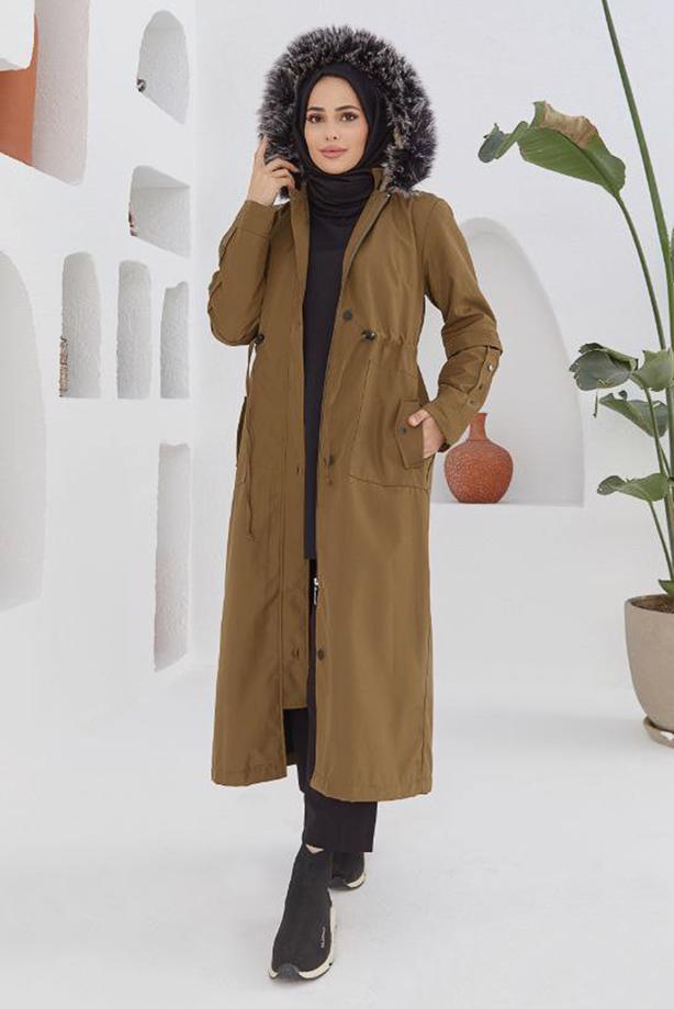 Hijab-Kleidung  BELİ BÜZGÜLÜ KAPÜŞONU KÜRKLÜ MANTO 5003  - TRENDTESETTÜR