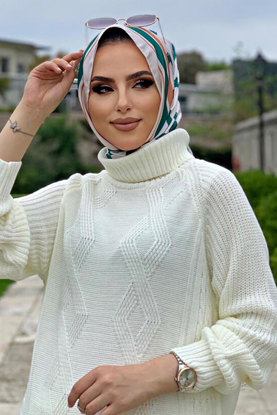 Tesettür giyim EKRU KENDİNDEN DESENLİ BOĞAZLI YAKA TRİKO TUNİK 91112	