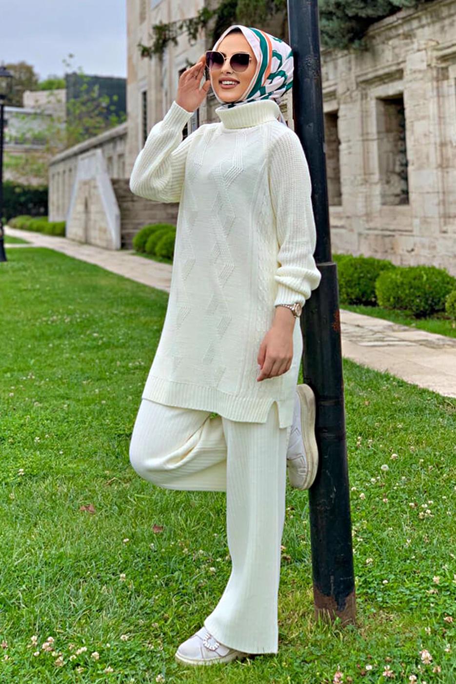 Tesettür giyim EKRU KENDİNDEN DESENLİ BOĞAZLI YAKA TRİKO TUNİK 91112	