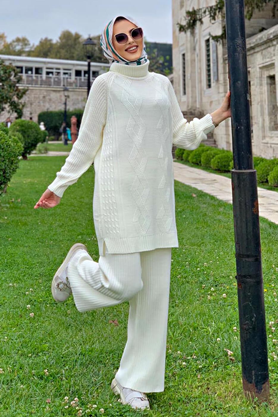 Tesettür giyim EKRU KENDİNDEN DESENLİ BOĞAZLI YAKA TRİKO TUNİK 91112	