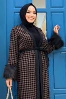 Tesettür giyim VİZON KAZAYAĞI DESENLİ MANŞETLERİ TÜYLÜ KAP 1547 