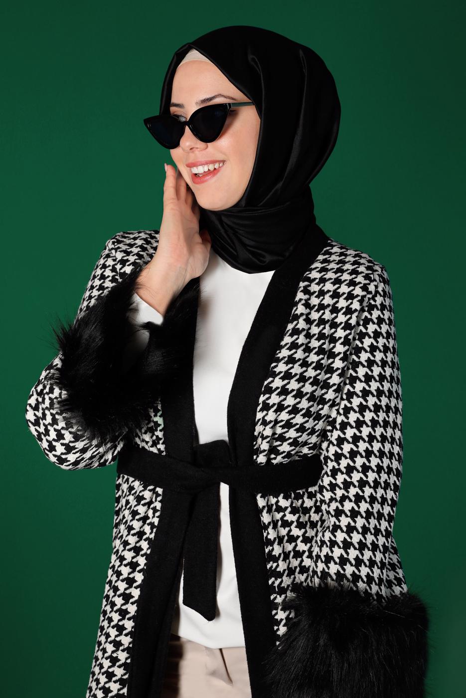 Tesettür giyim SİYAH KAZAYAĞI DESENLİ MANŞETLERİ TÜYLÜ KAP 1547 