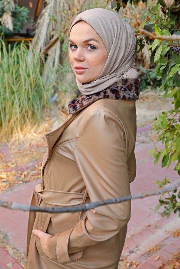 Vêtements hijab BEIGE TRENCH-COAT EN FAUX CUIR AVEC FOURRURE MOTIF LÉOPARD 49222 - TRENDTESETTÜR