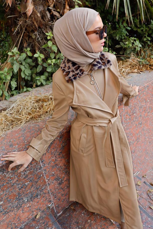 Vêtements hijab BEIGE TRENCH-COAT EN FAUX CUIR AVEC FOURRURE MOTIF LÉOPARD 49222 - TRENDTESETTÜR