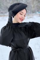 Tesettür giyim SİYAH KUŞAKLI DERİ GÖRÜNÜMLÜ TRENÇKOT  8447 