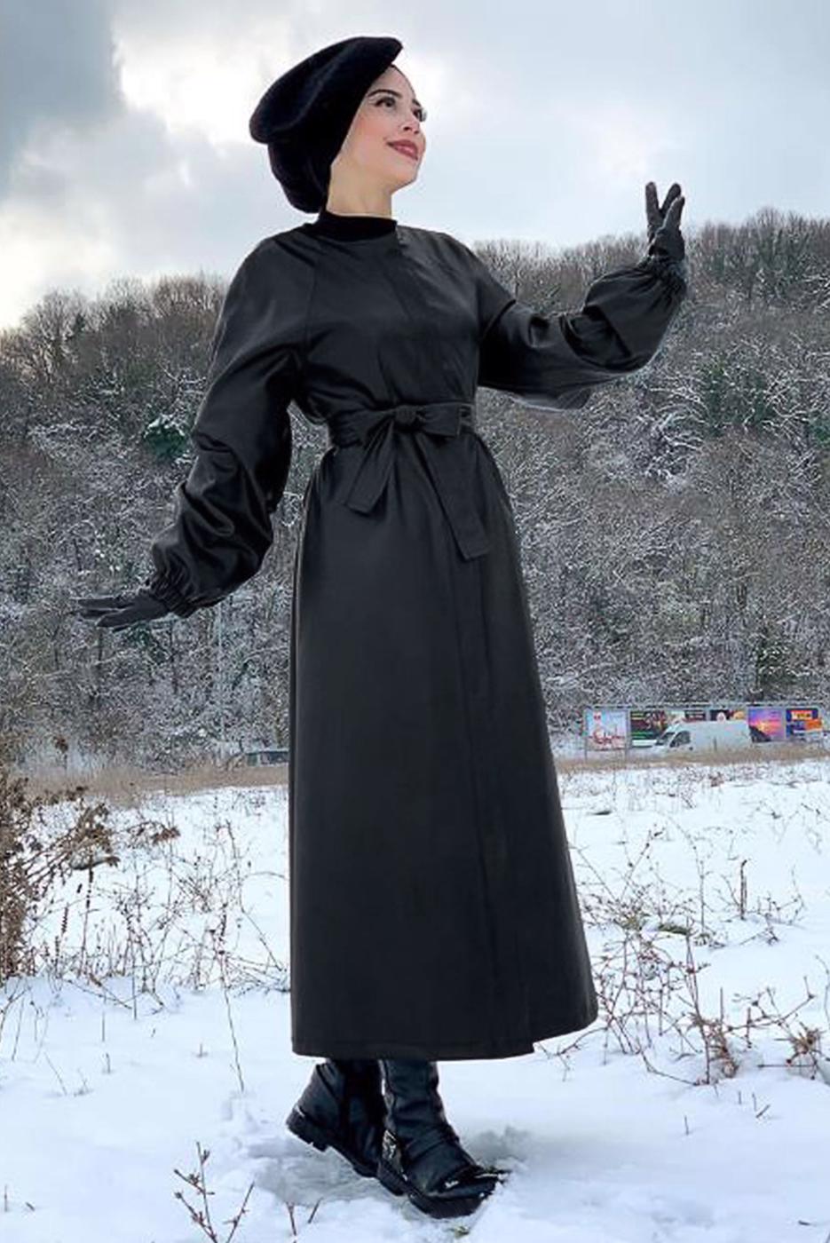 Tesettür giyim SİYAH KUŞAKLI DERİ GÖRÜNÜMLÜ TRENÇKOT  8447 