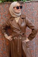 Tesettür giyim TABA PİLİSE DETAYLI DÜĞMELİ DERİ KAP 98222