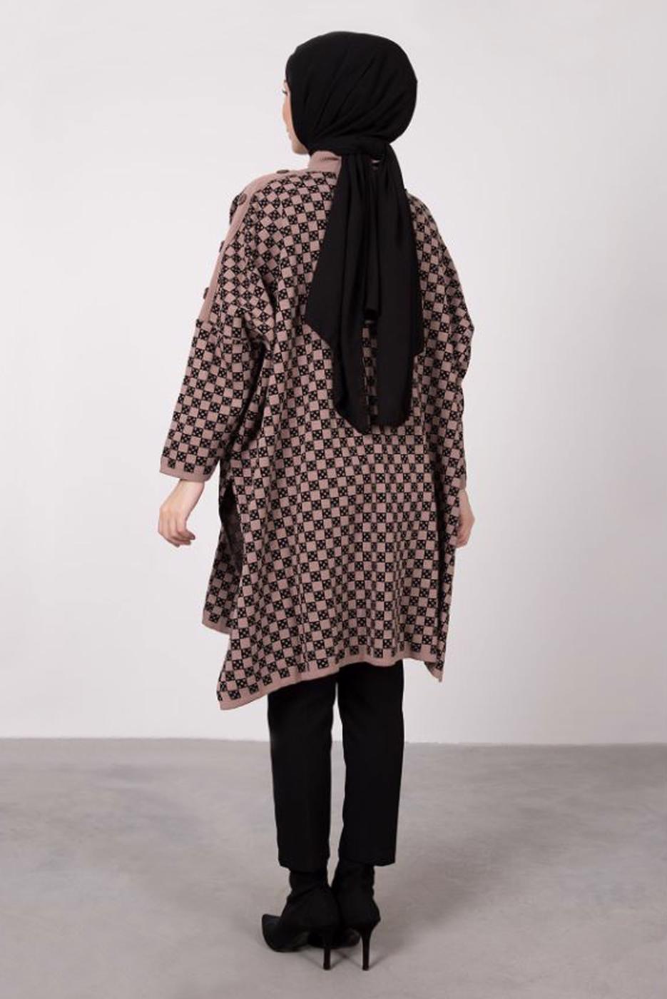 Tesettür giyim PEMBE KOLU DÜĞME DETAYLI KARELİ TRİKO PANÇO 1084 