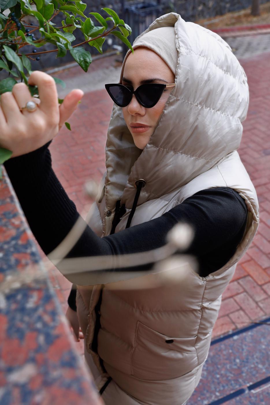 Tesettür giyim BEJ KAPÜŞONLU FERMUARLI ŞİŞME YELEK 5003 