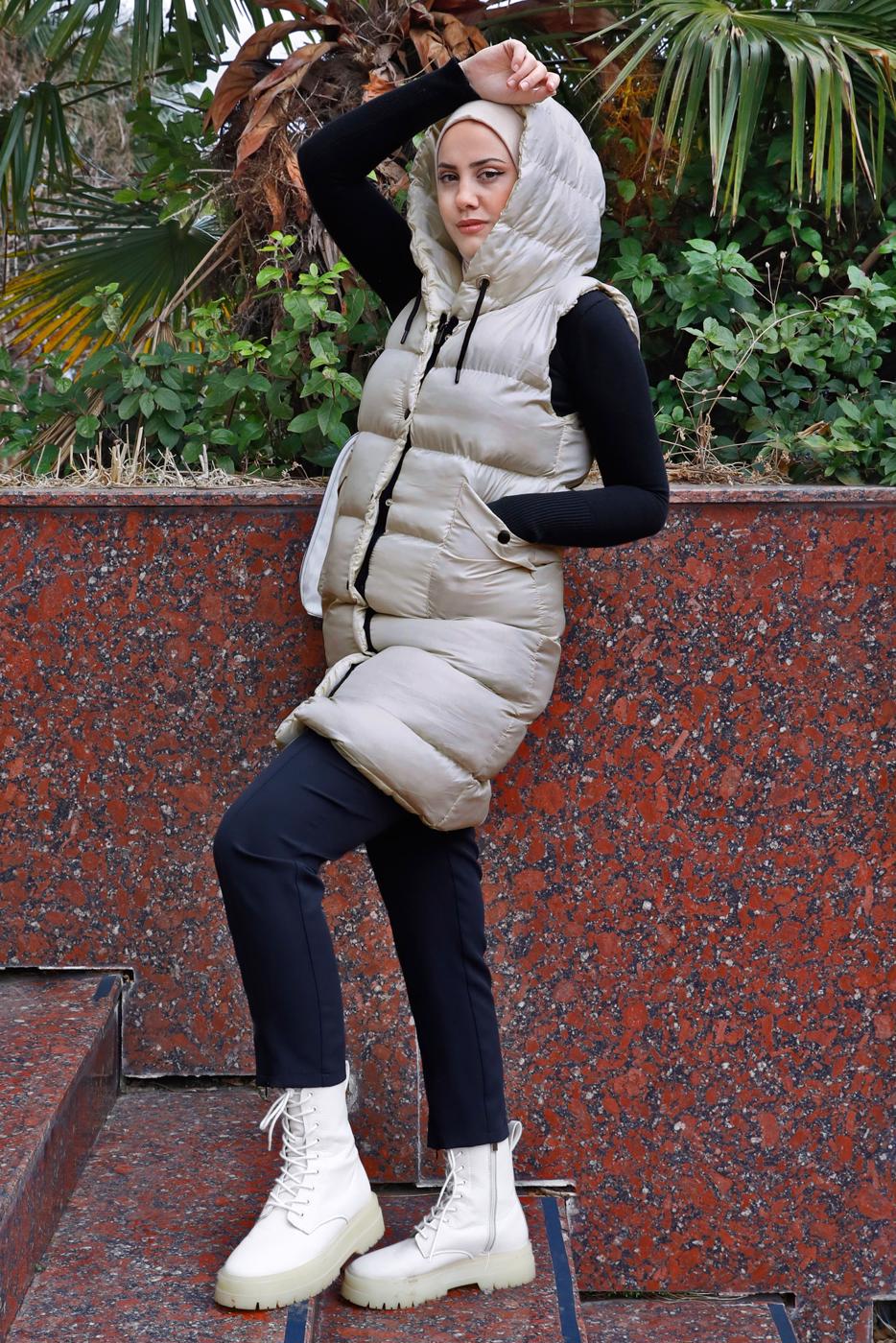 Tesettür giyim BEJ KAPÜŞONLU FERMUARLI ŞİŞME YELEK 5003 