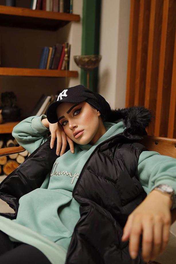 Tesettür giyim SİYAH KAPÜŞONU KÜRKLÜ ŞİŞME YELEK 7852  - TRENDTESETTÜR