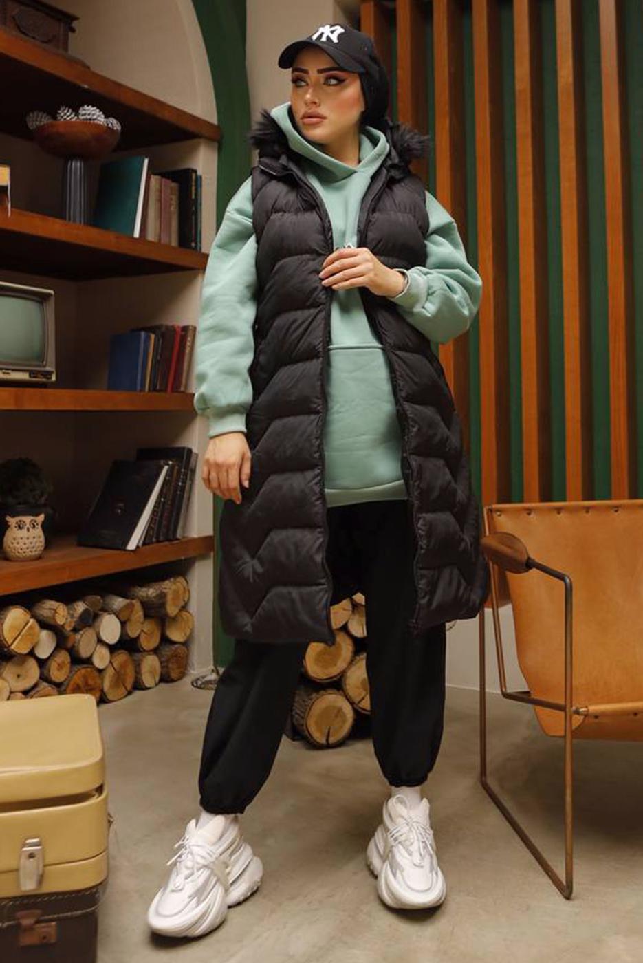 Tesettür giyim SİYAH KAPÜŞONU KÜRKLÜ ŞİŞME YELEK 7852 