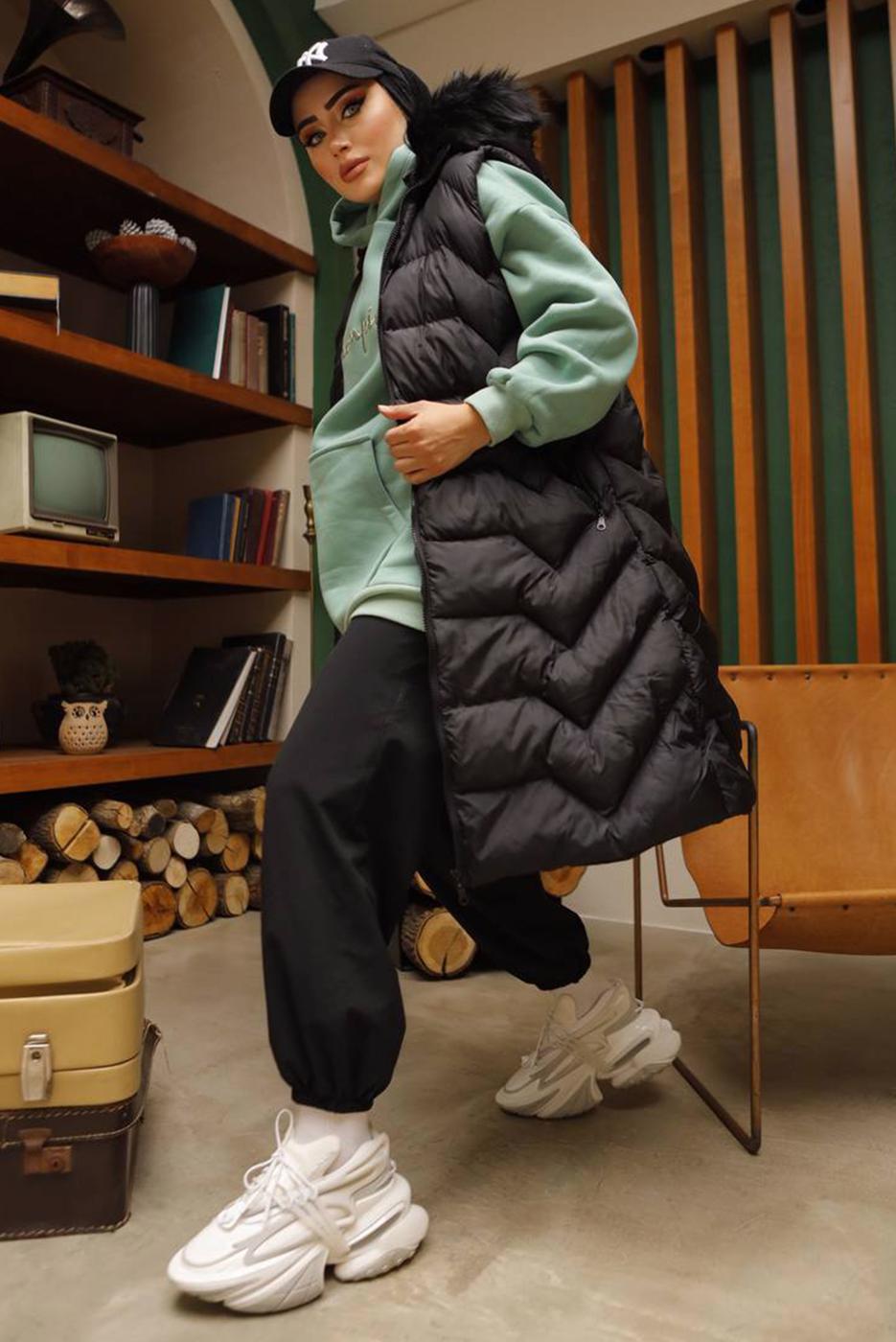 Tesettür giyim SİYAH KAPÜŞONU KÜRKLÜ ŞİŞME YELEK 7852 