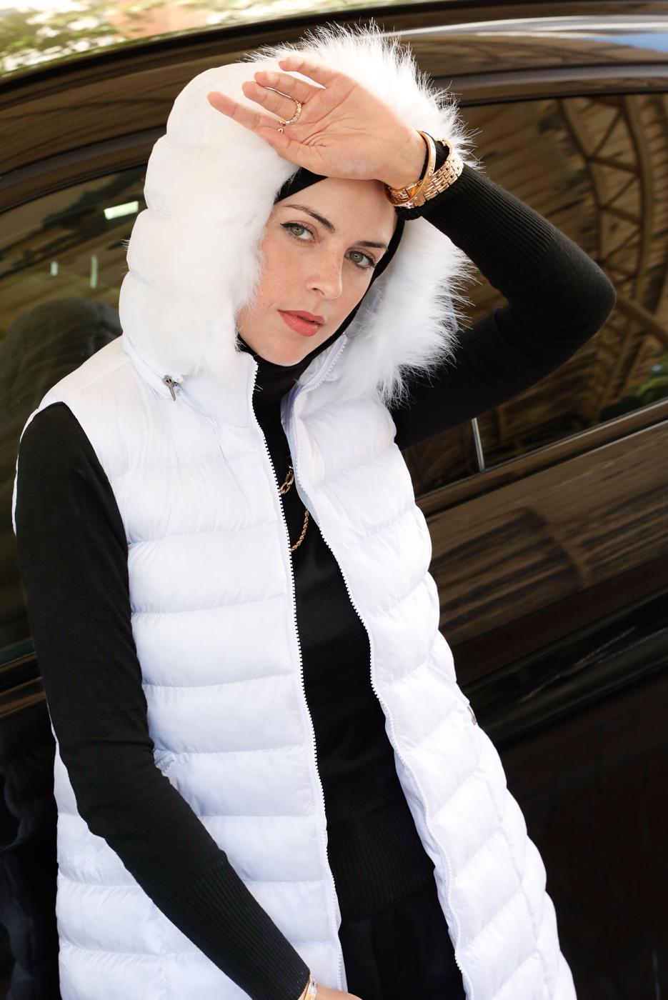 Tesettür giyim BEYAZ FERMUARLI KAPÜŞONU KÜRKLÜ ŞİŞME YELEK 9001 