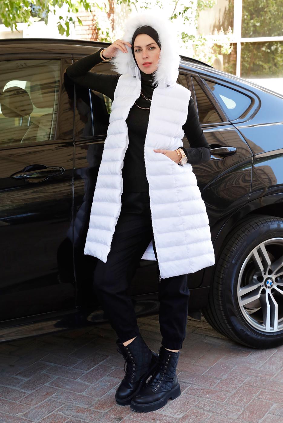 Tesettür giyim BEYAZ FERMUARLI KAPÜŞONU KÜRKLÜ ŞİŞME YELEK 9001 