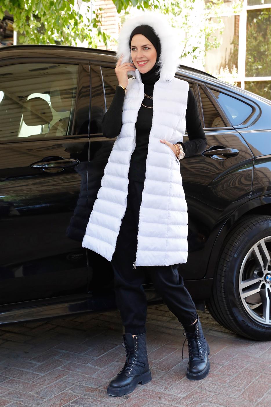 Tesettür giyim BEYAZ FERMUARLI KAPÜŞONU KÜRKLÜ ŞİŞME YELEK 9001 