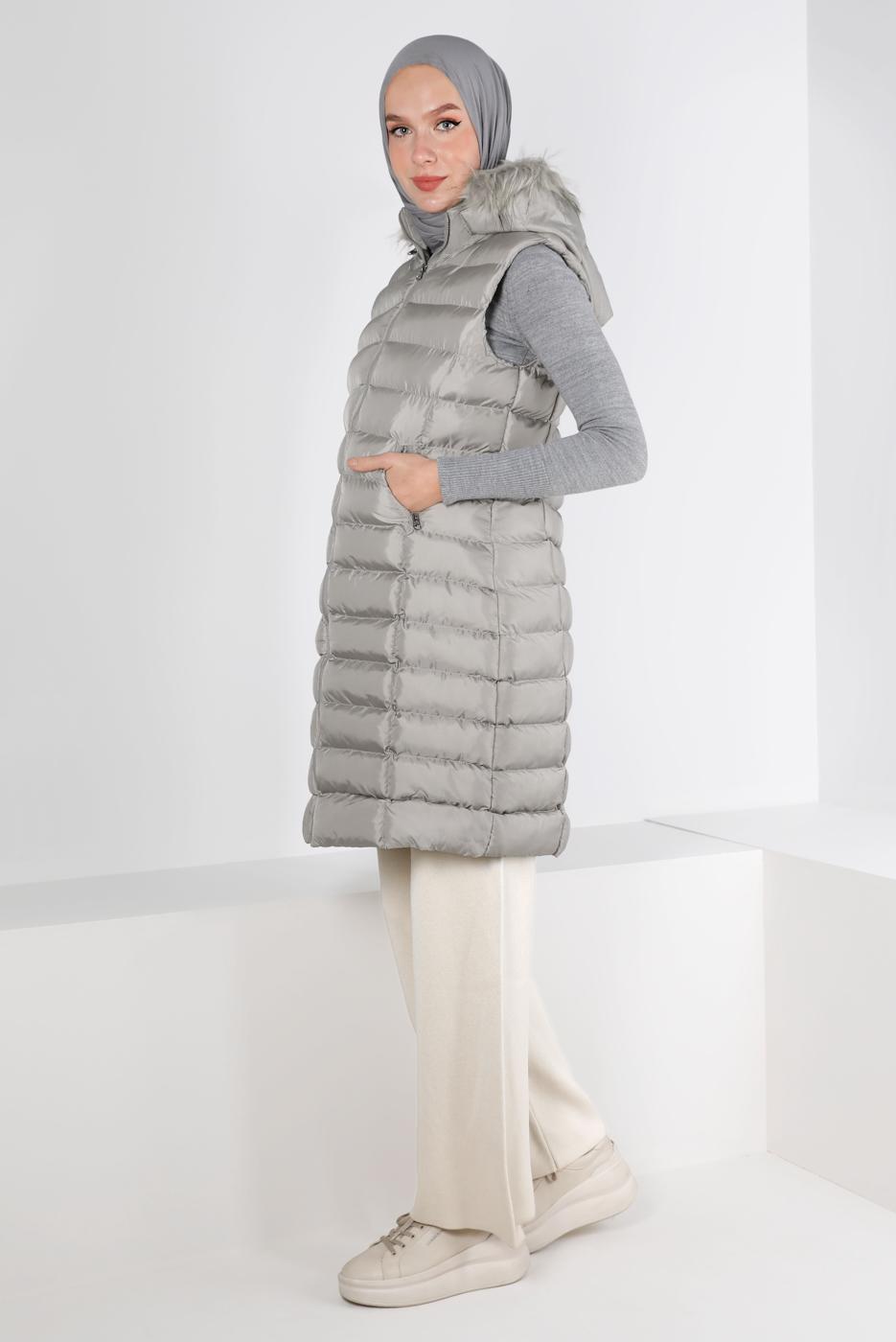 Tesettür giyim GRİ FERMUARLI KAPÜŞONU KÜRKLÜ ŞİŞME YELEK 9001 