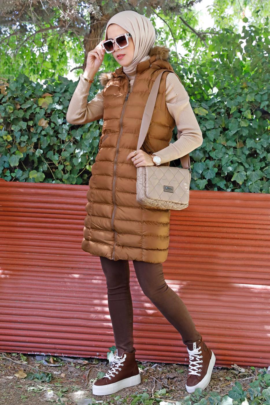 Tesettür giyim KAHVE FERMUARLI KAPÜŞONU KÜRKLÜ ŞİŞME YELEK 9001 