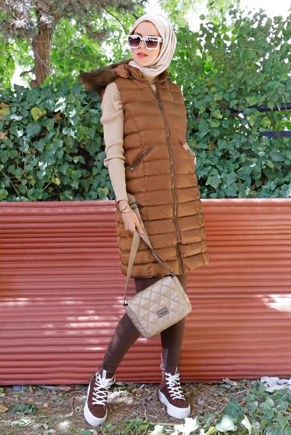 Tesettür giyim KAHVE FERMUARLI KAPÜŞONU KÜRKLÜ ŞİŞME YELEK 9001 