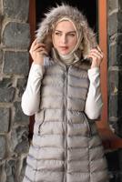 Tesettür giyim BEJ FERMUARLI KAPÜŞONU KÜRKLÜ ŞİŞME YELEK 9001 