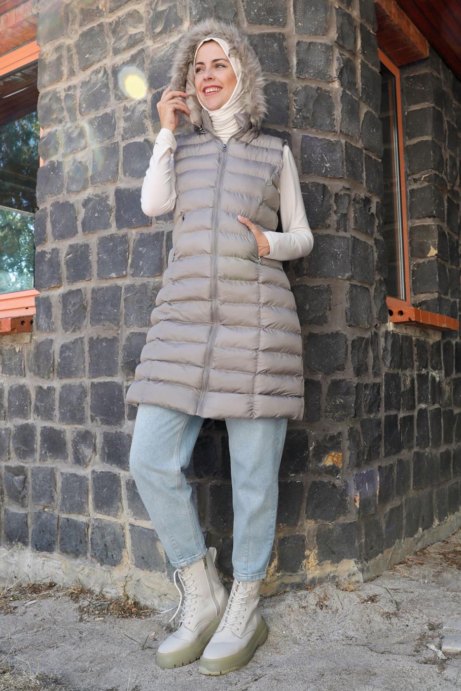 Tesettür giyim BEJ FERMUARLI KAPÜŞONU KÜRKLÜ ŞİŞME YELEK 9001 