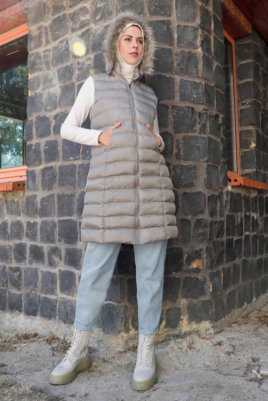 Tesettür giyim BEJ FERMUARLI KAPÜŞONU KÜRKLÜ ŞİŞME YELEK 9001 