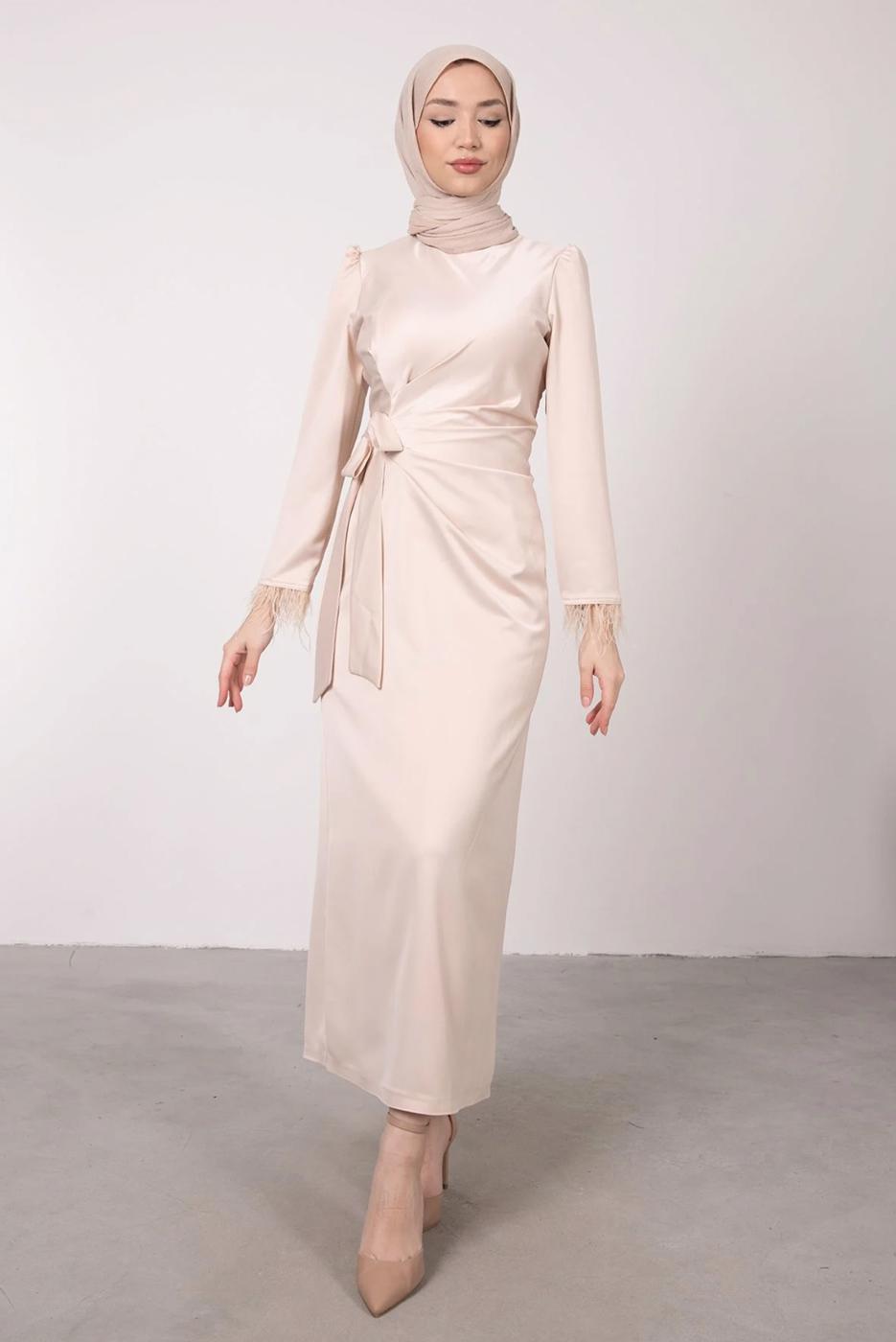 Tesettür giyim BEJ MANŞETLERİ TÜY DETAYLI ABİYE ELBİSE T 1295
