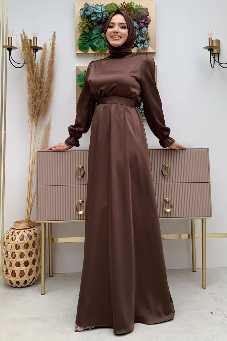 Tesettür giyim KAHVE KUŞAKLI MANŞETLERİ LASTİKLİ SATEN ABİYE ELBİSE T 1973