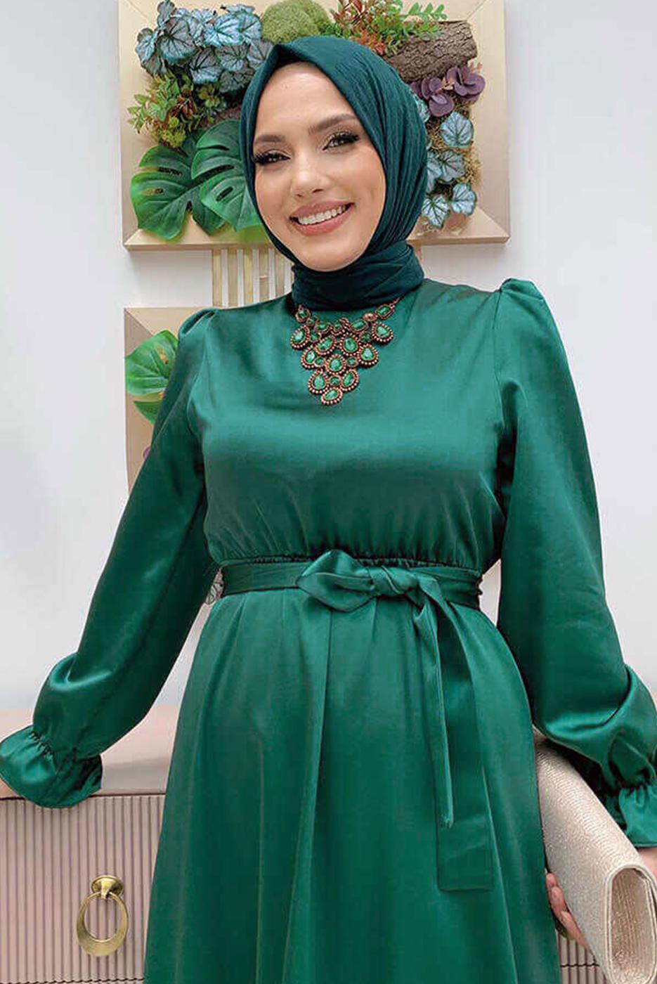 Tesettür giyim YEŞİL KUŞAKLI MANŞETLERİ LASTİKLİ SATEN ABİYE ELBİSE T 1973
