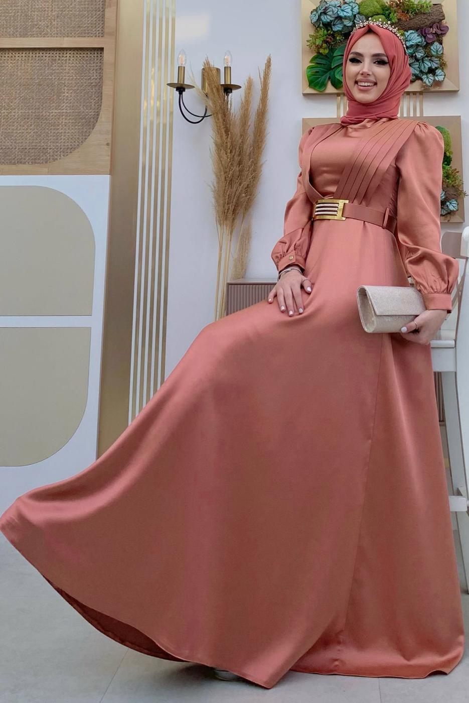Tesettür giyim PEMBE KEMERLİ DRAPE DETAYLI SATEN ABİYE ELBİSE T 2973