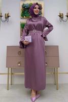 Tesettür giyim MOR İNCİ DETAYLI KEMERLİ SATEN ABİYE ELBİSE T 3973